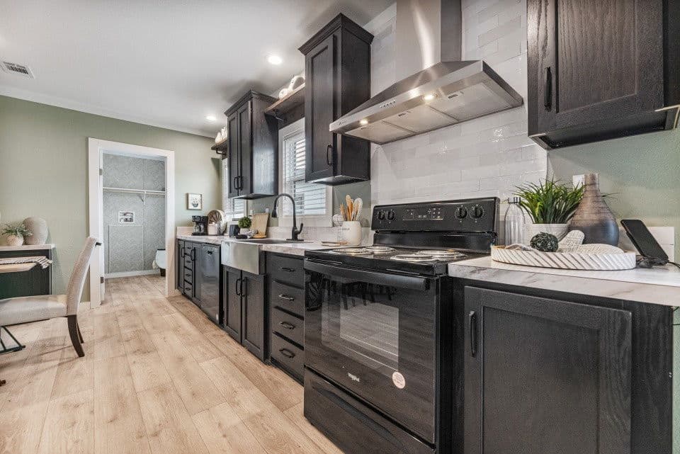 Heartland 30604h kitchen and hero home features