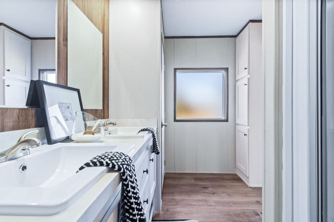 Anniversary 16763f bathroom home features