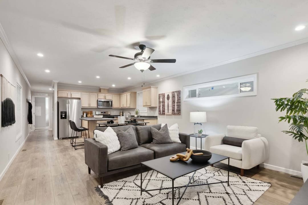 C819 interior home features