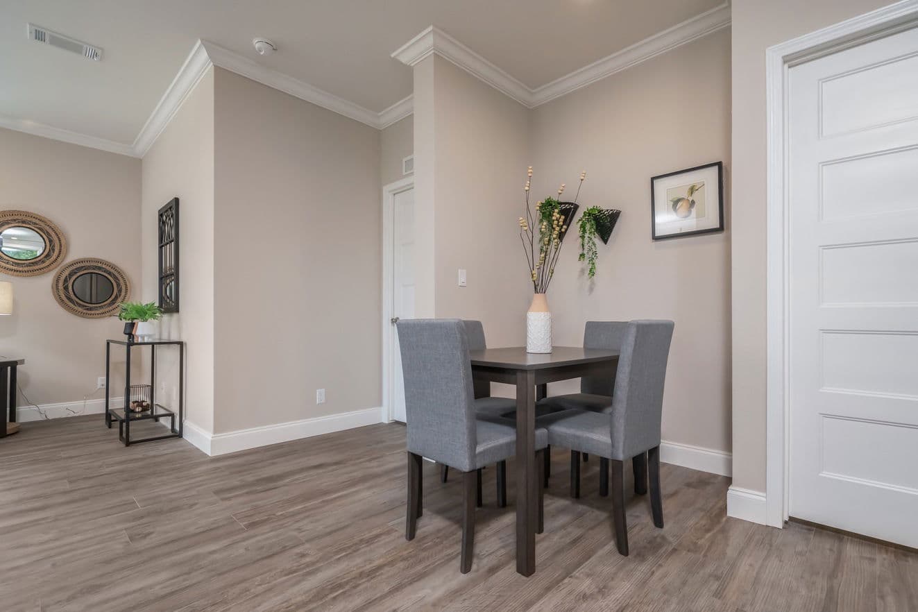 The chariot 24442a interior home features