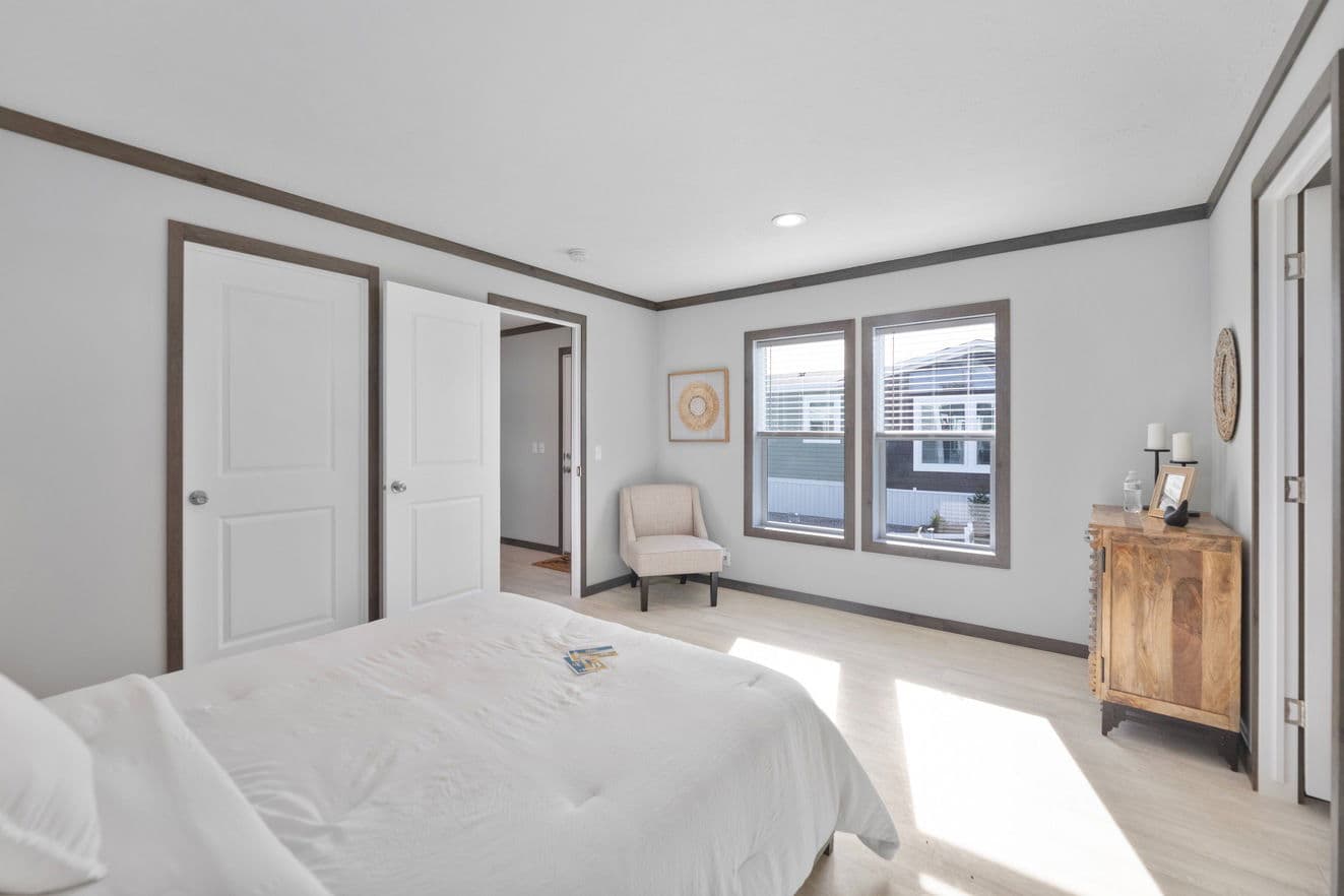 Pioneer 16763k bedroom home features