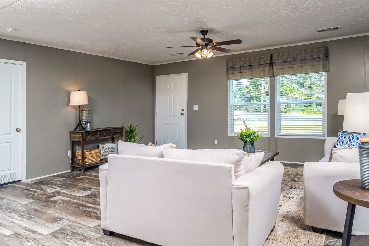 Locklear interior home features