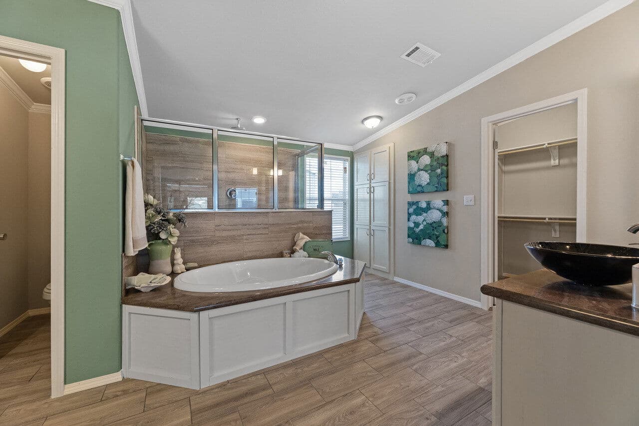 Hacienda iii 41764a bathroom home features