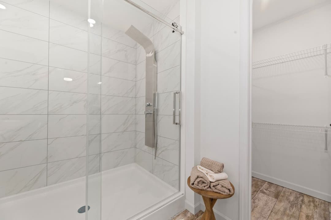 Ives 24033 bathroom home features