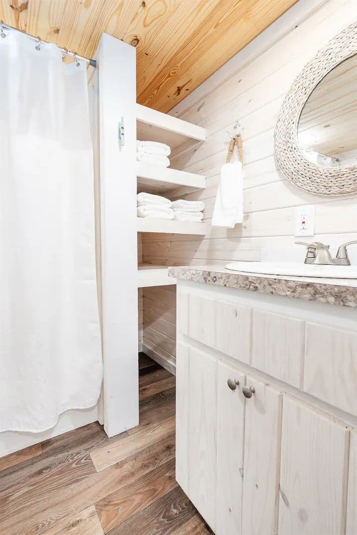 Blue lagoon | 4b 103 hybrid bathroom home features