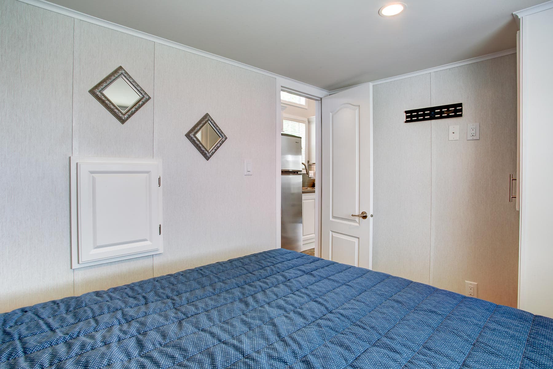 Shore park 4110l bedroom home features