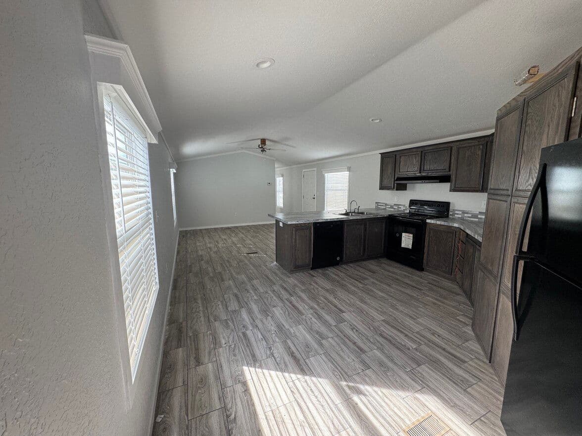 Solitaire 16763a interior home features