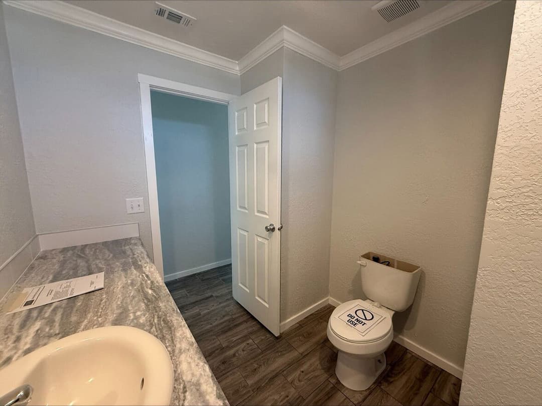 Emerald 28764a bathroom home features