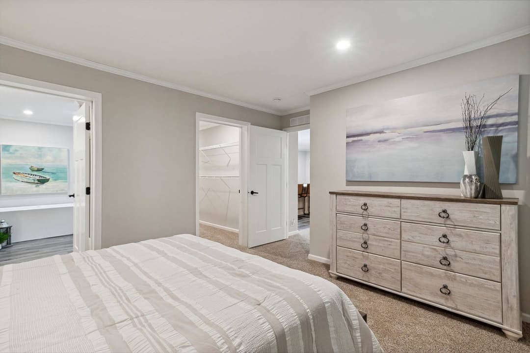 N620 bedroom home features