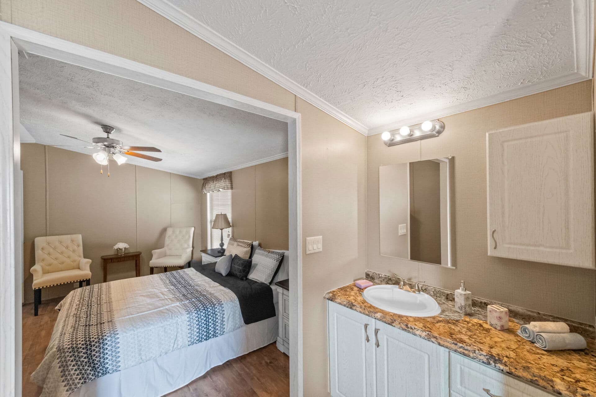 Ultra 18-wide h-18×80-32f bathroom and bedroom home features