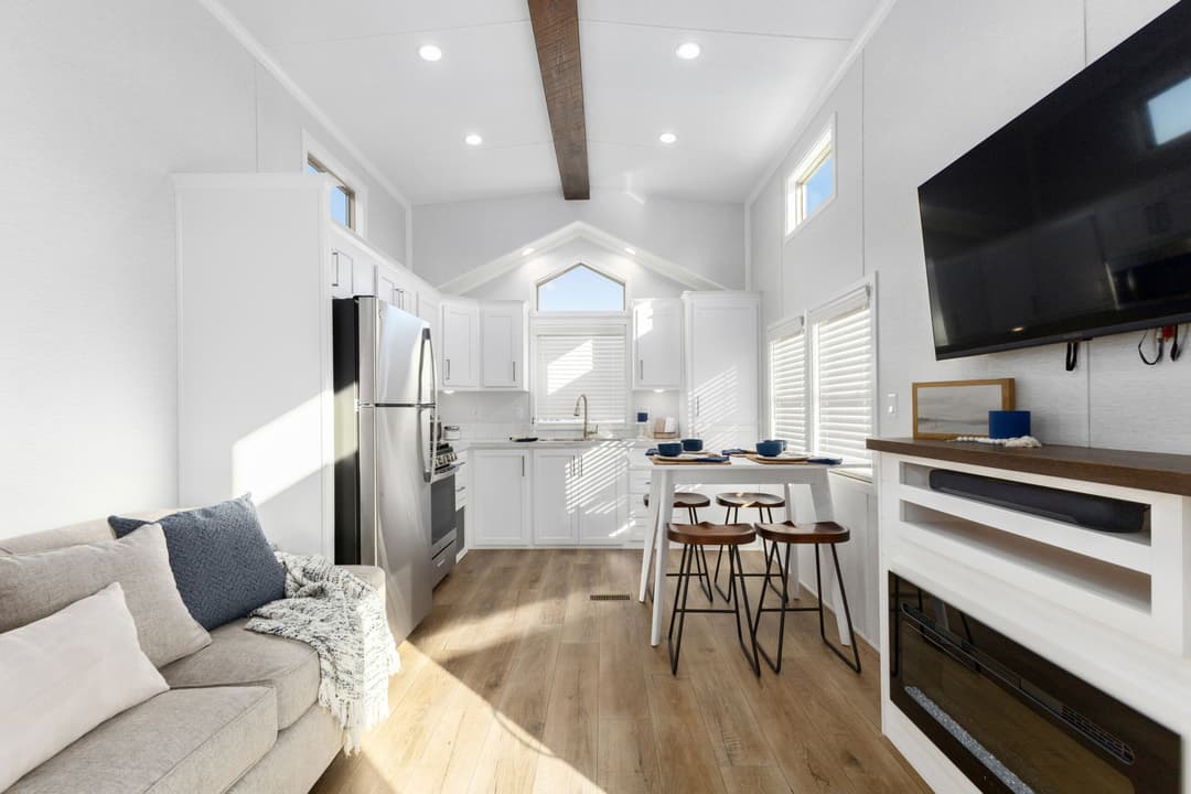 Lakeside 8155 interior home features