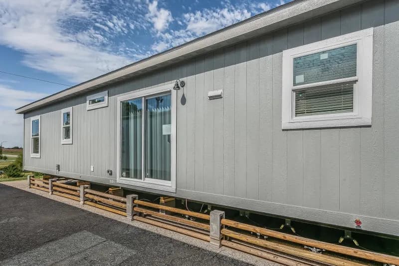 Skyliner 4732b elevation and exterior home features