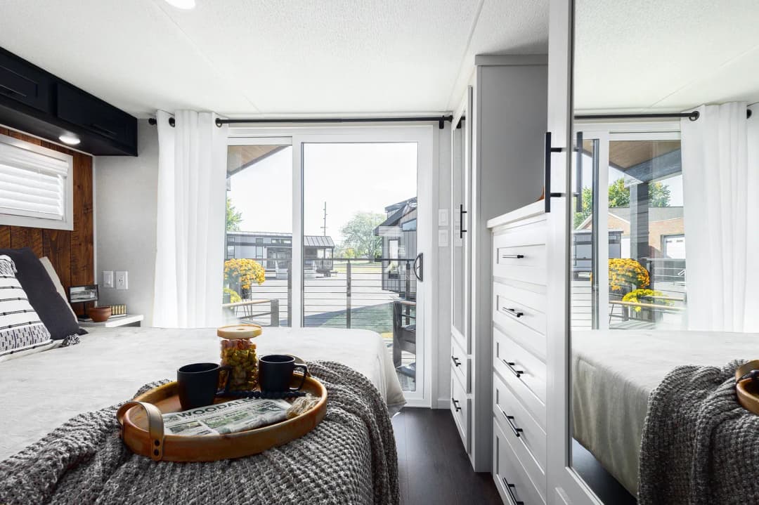 Eldorado 9033 bedroom home features