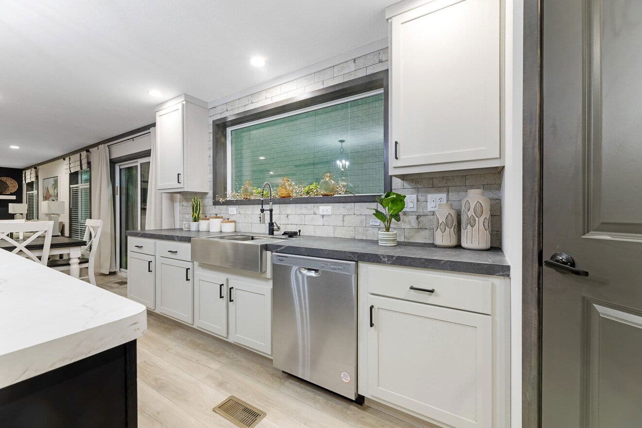 Houghton 24036 kitchen home features