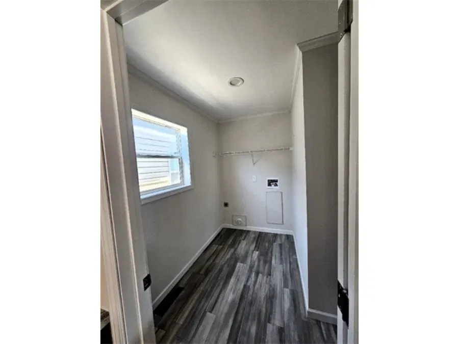 Spinel 64 interior home features