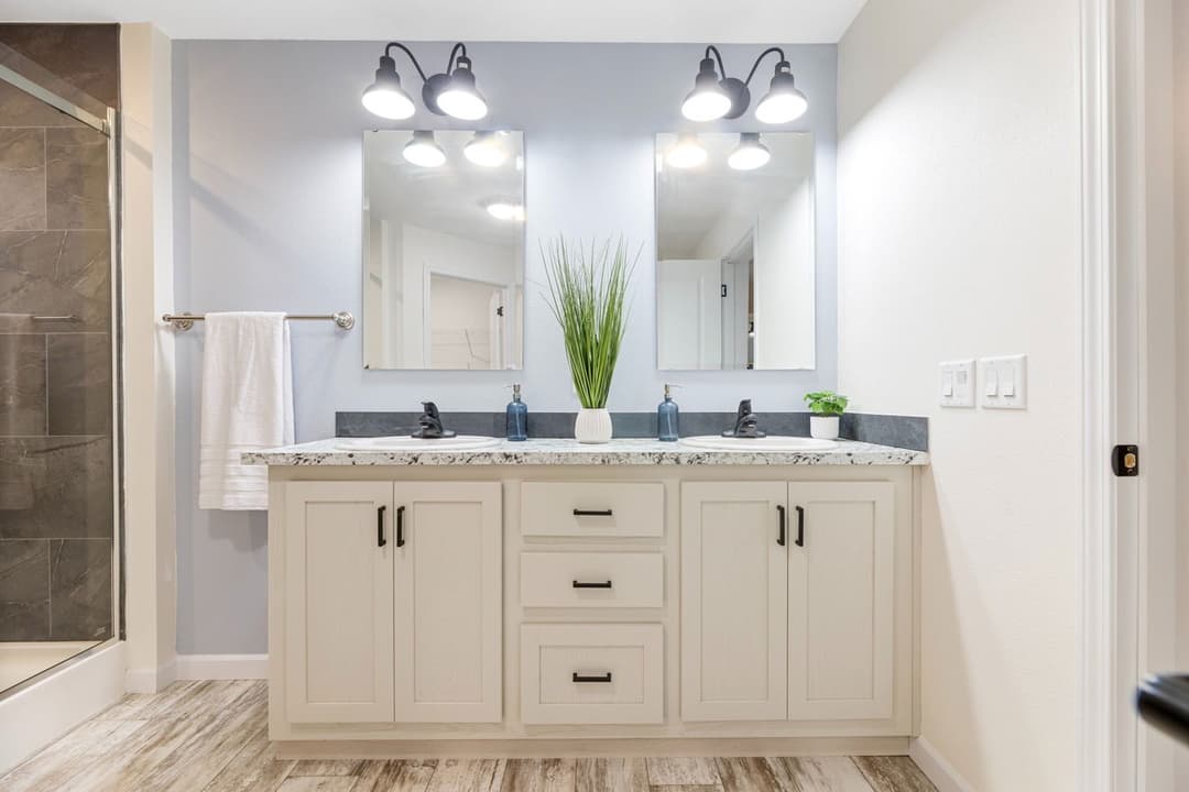 The mille lacs 184051 bathroom home features