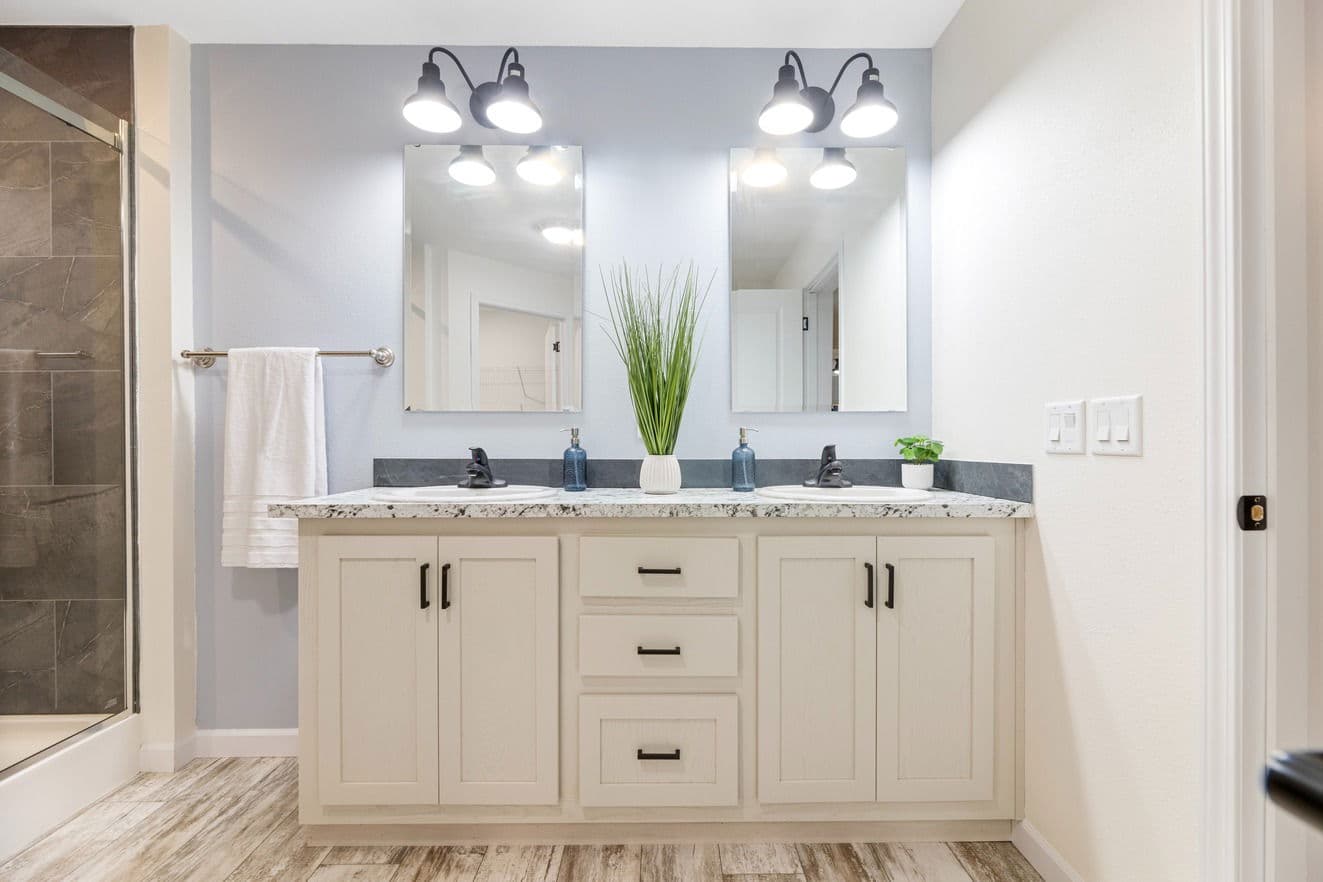 The mille lacs 184051 bathroom home features