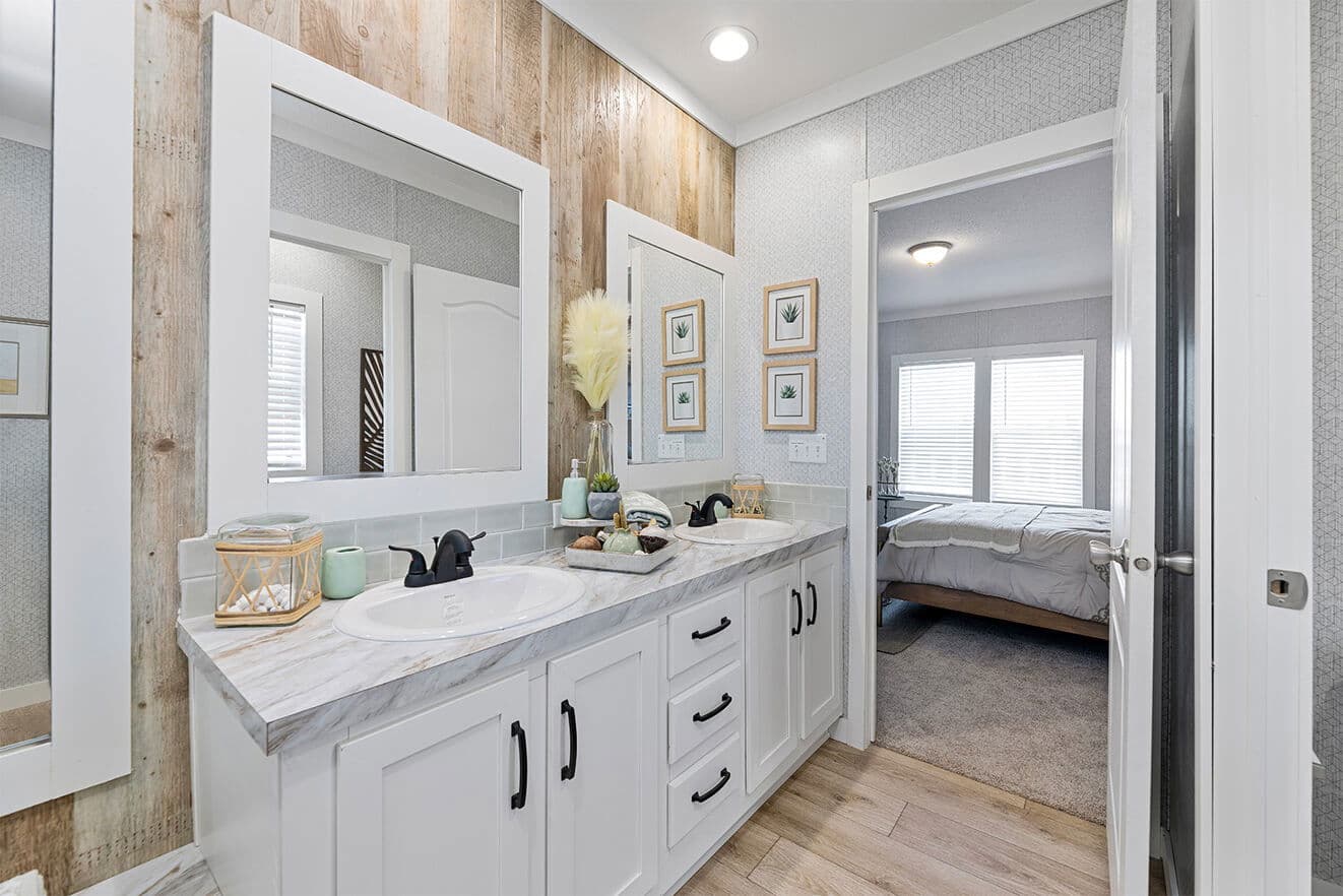 Sheridan 52 28523s bathroom home features