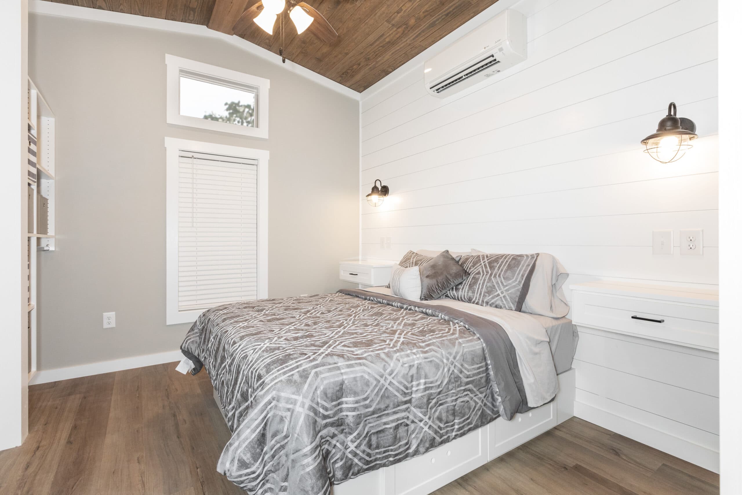 Blue springs bedroom home features