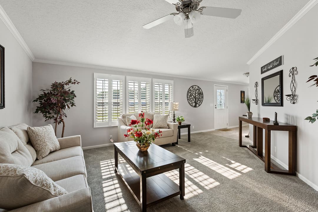 Adrian 3272 interior home features