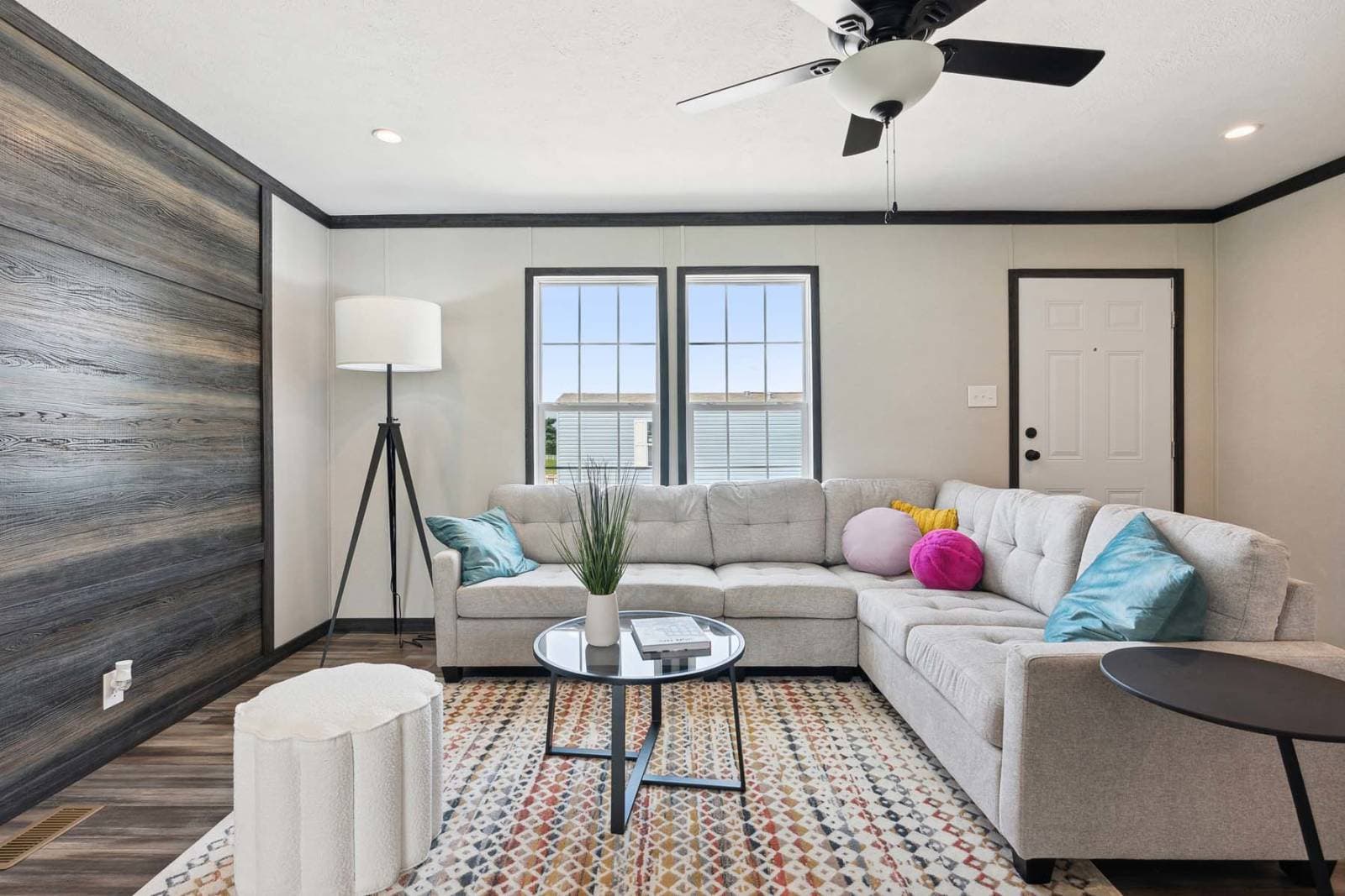 Clinch living room home features