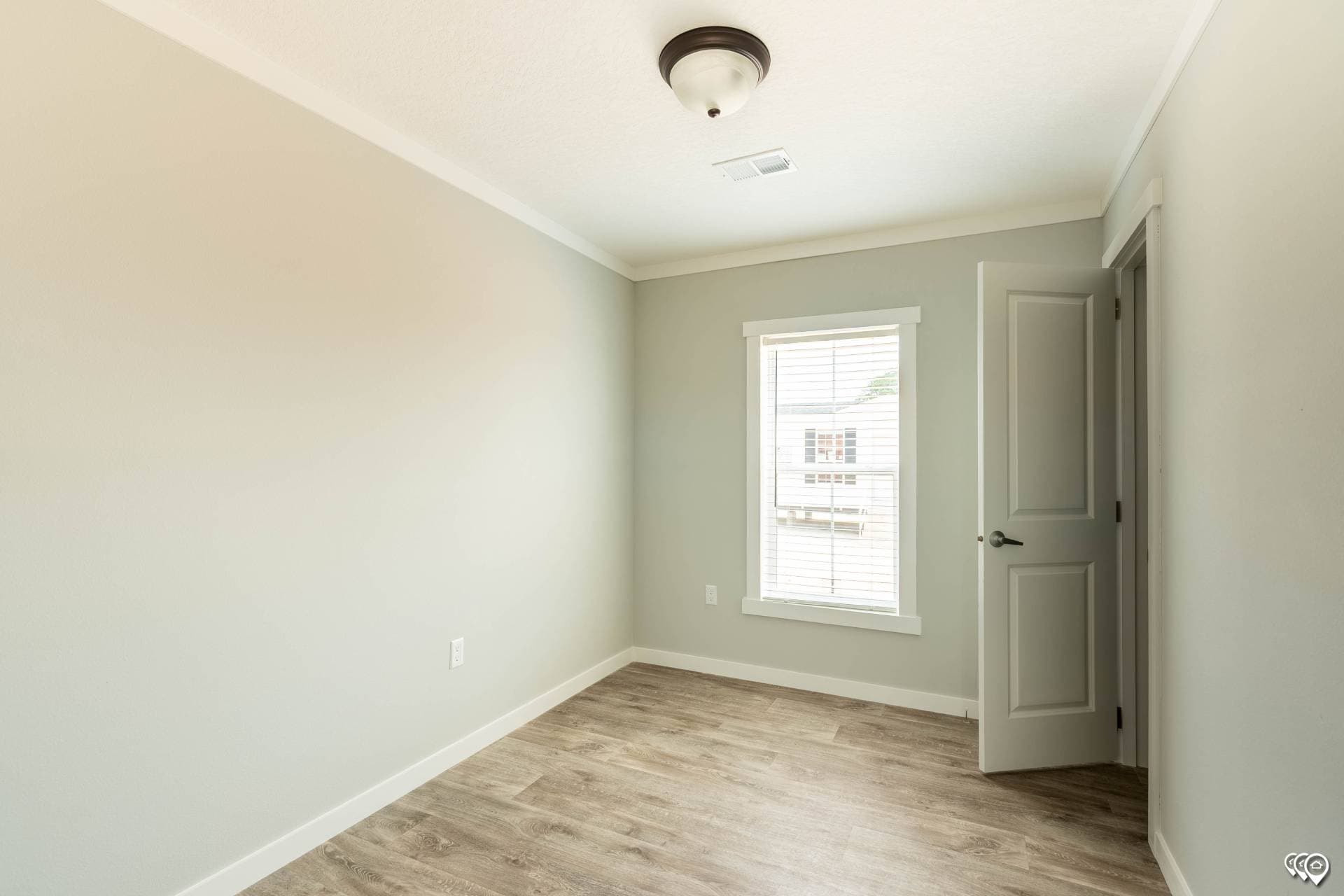 Chc1680-104 bedroom home features