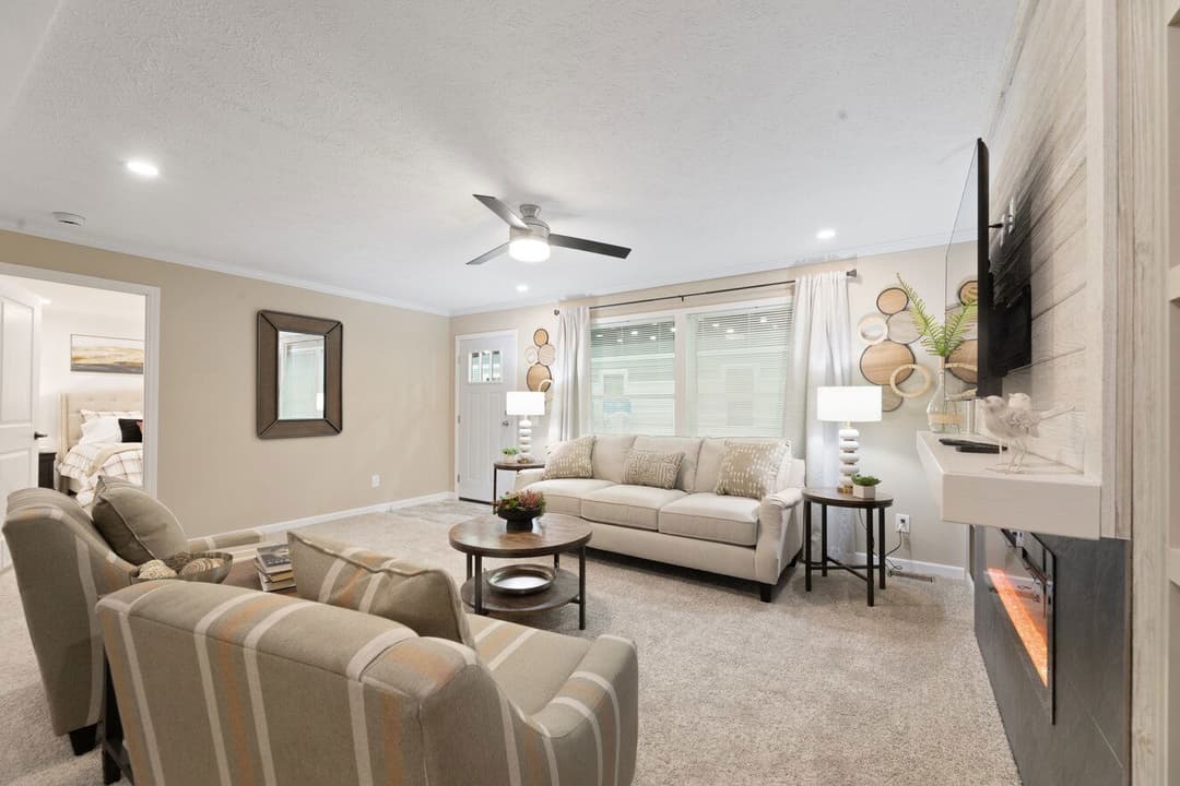 Ives 24033 interior home features