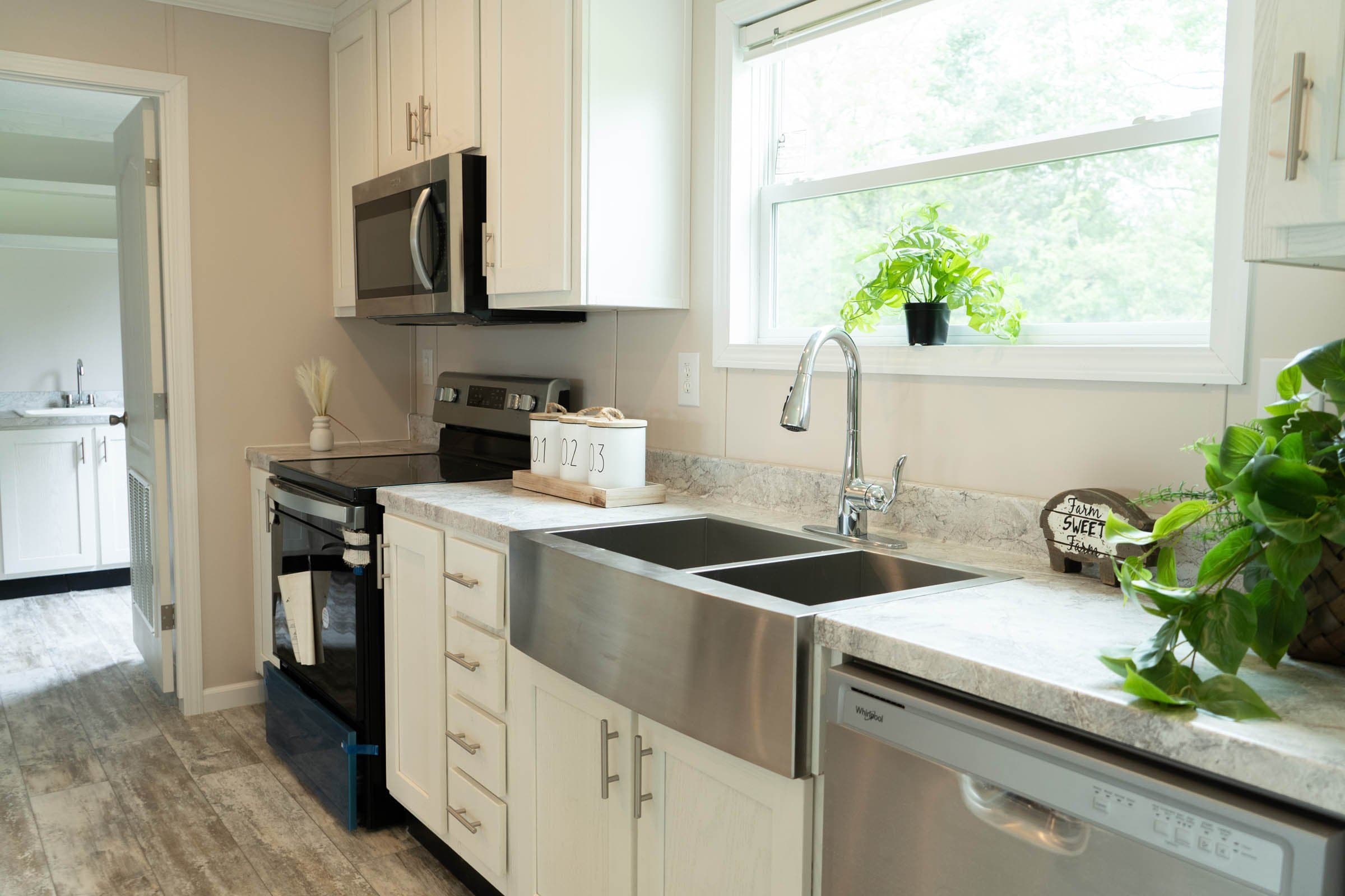 Luna kitchen home features