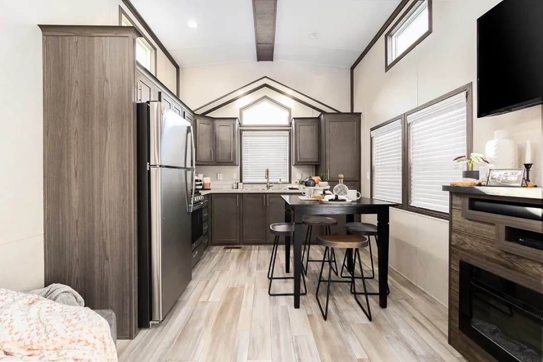 Lakeside 8155 kitchen home features