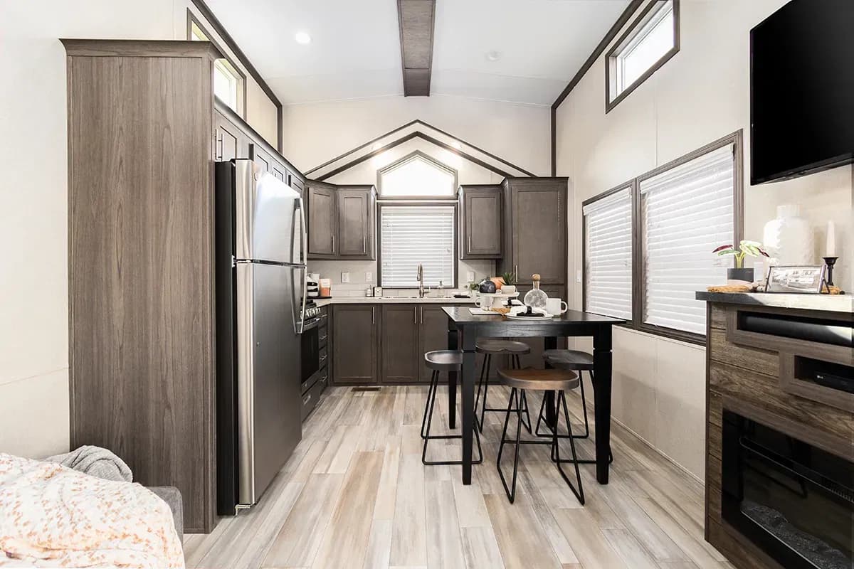 Lakeside 8155 kitchen home features