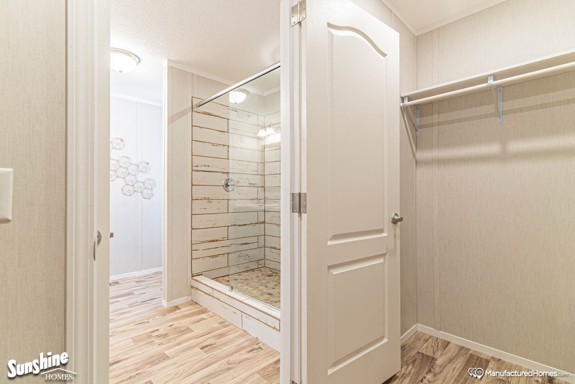 Arc1680-8004 bathroom home features