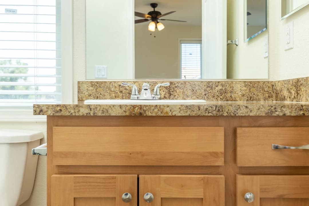 Fairpoint 20523b bathroom home features