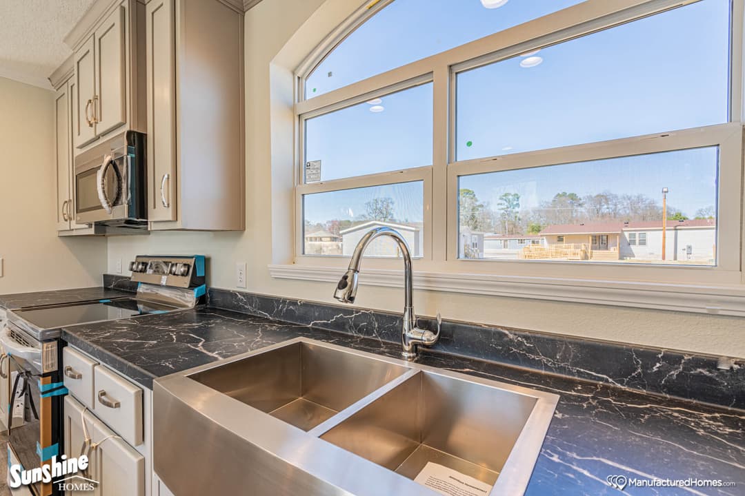 Pri1684-1009 kitchen home features