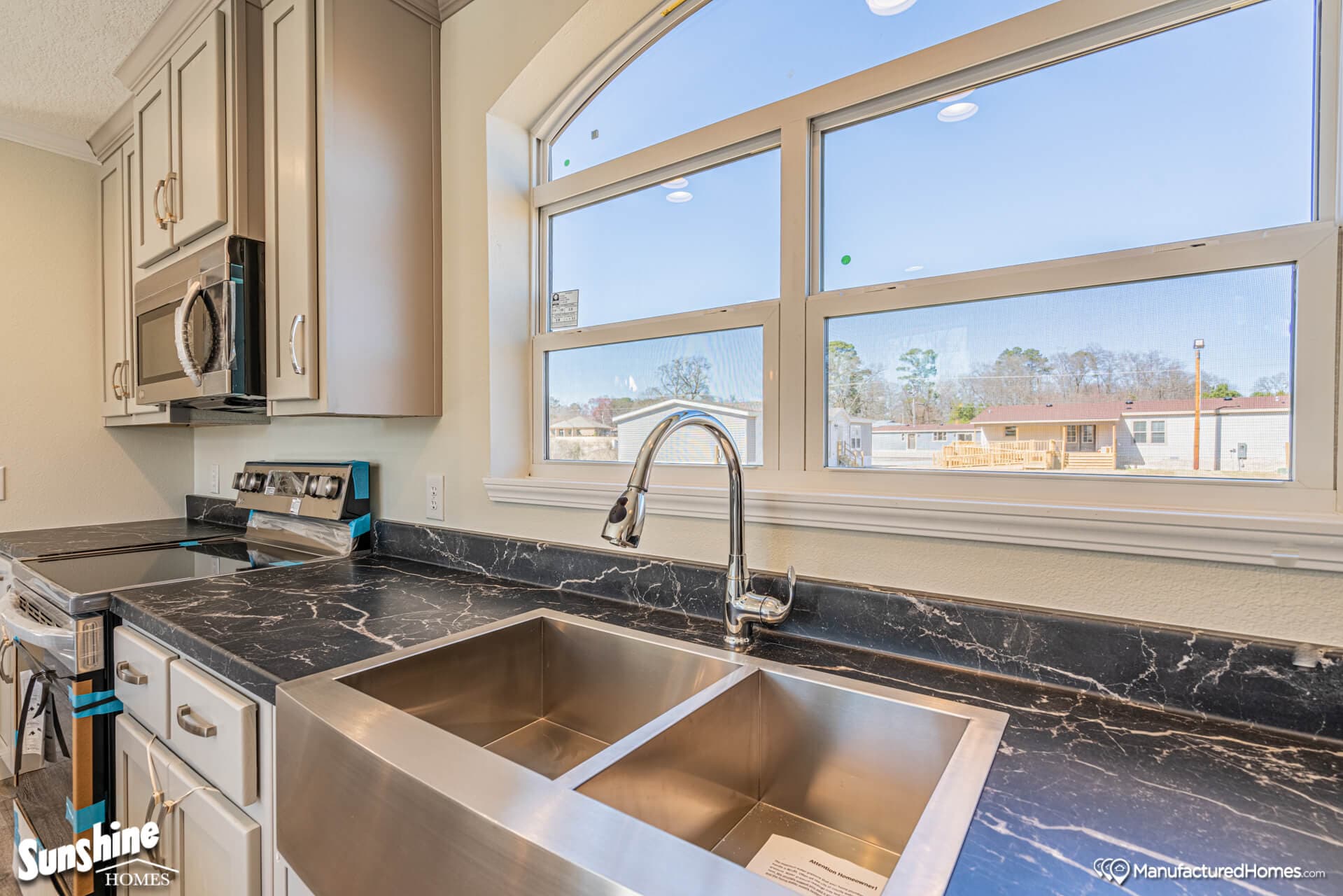 Pri1684-1009 kitchen home features