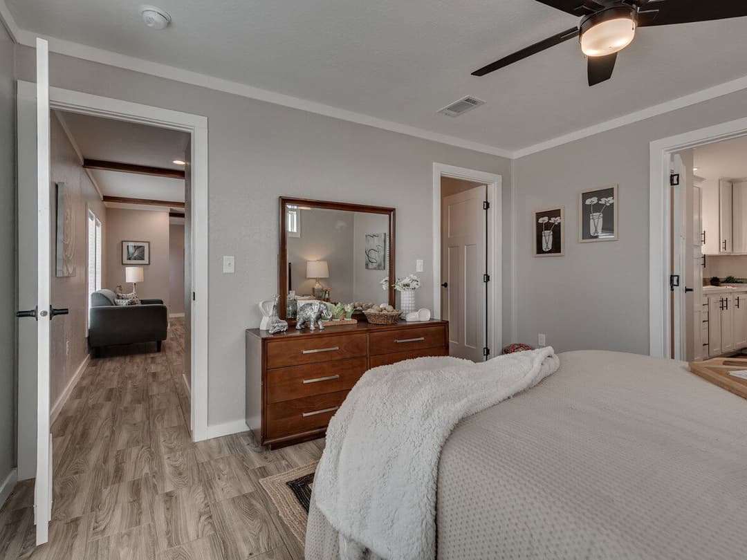 28603n bedroom home features