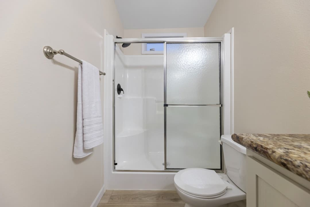 The timberlake with porch 193002 bathroom home features