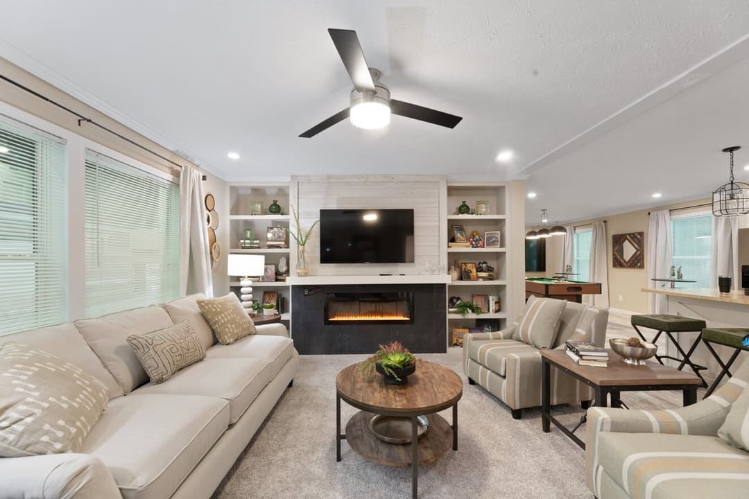 Ives 24033 interior home features