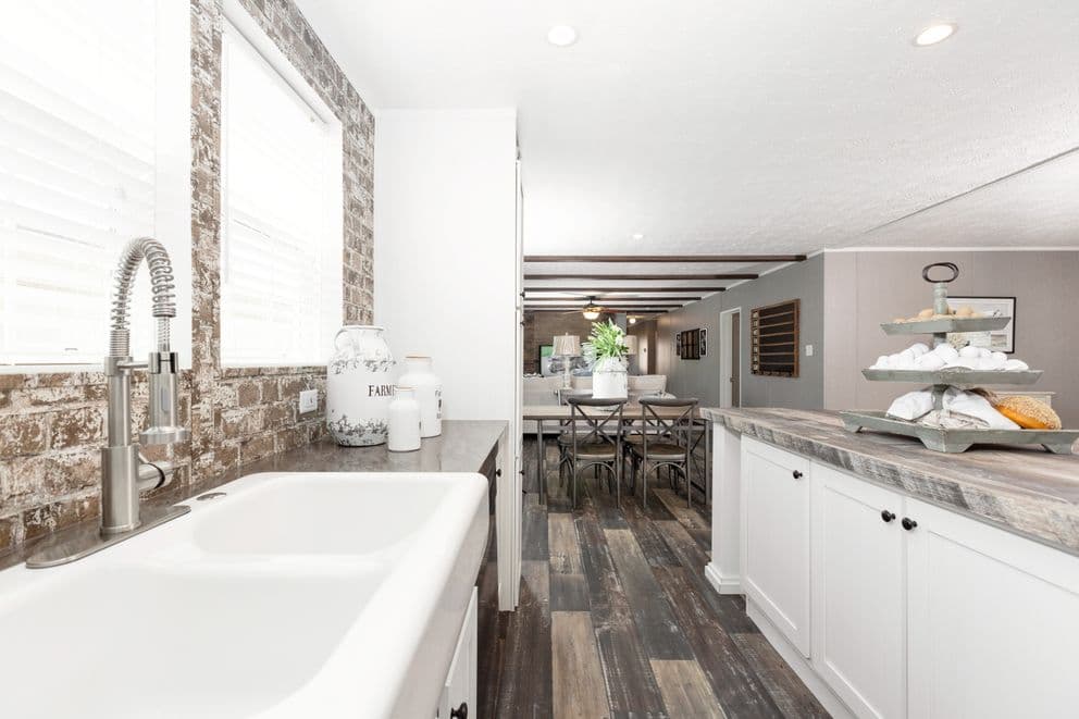 Tradition 76c kitchen home features