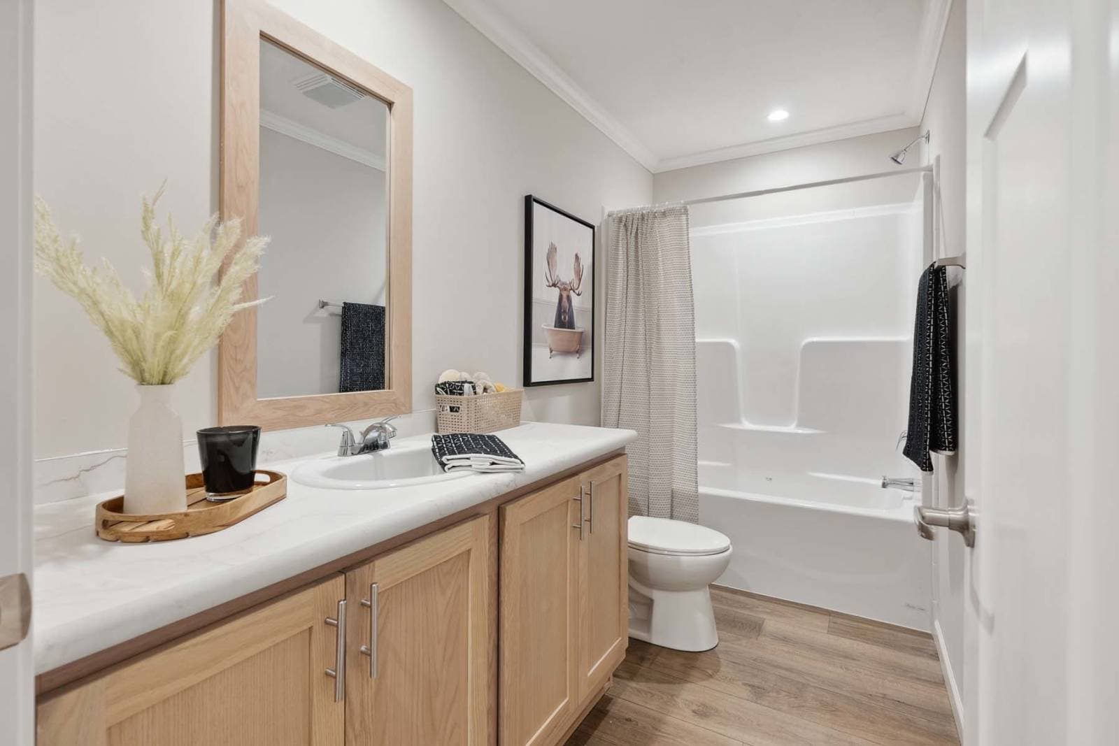 C819 bathroom home features