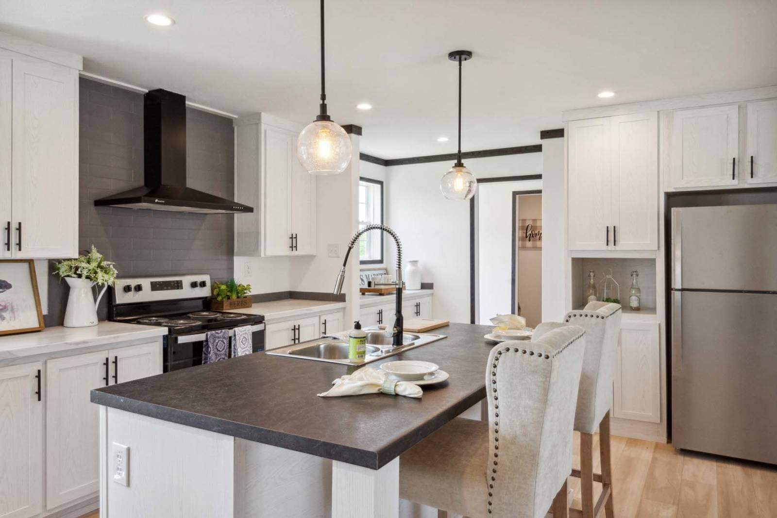 Roan kitchen home features