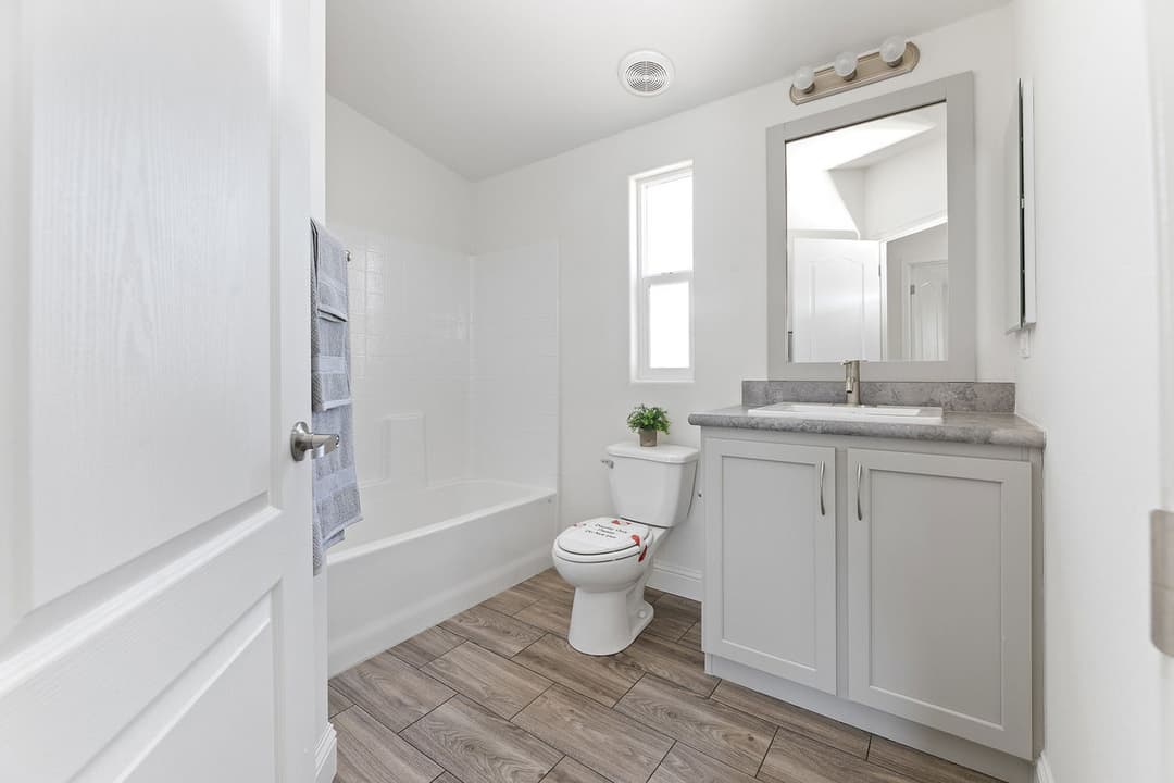 Sedona ridge interior and bathroom home features