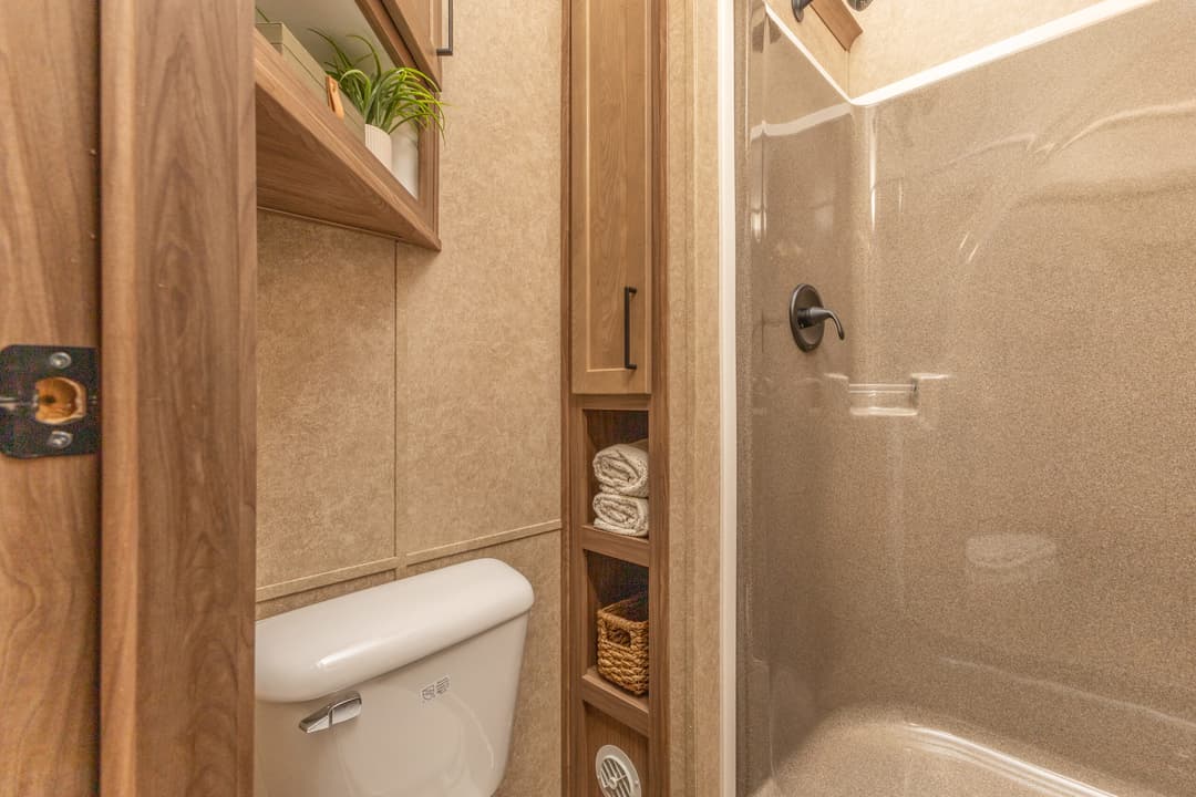 Lakeside 8180 bathroom home features