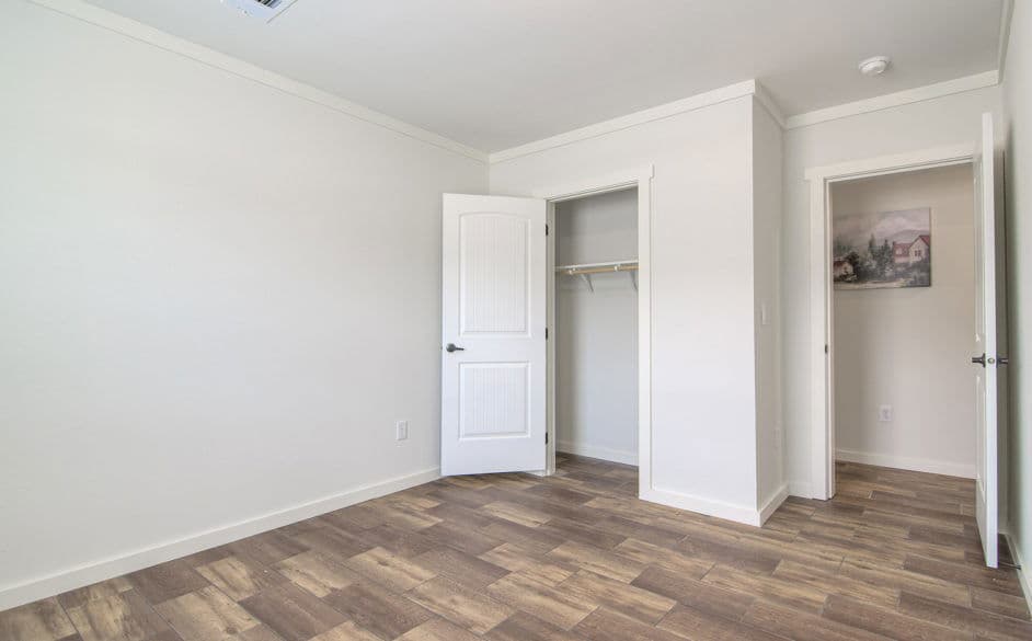 Pearl 6380 bedroom home features