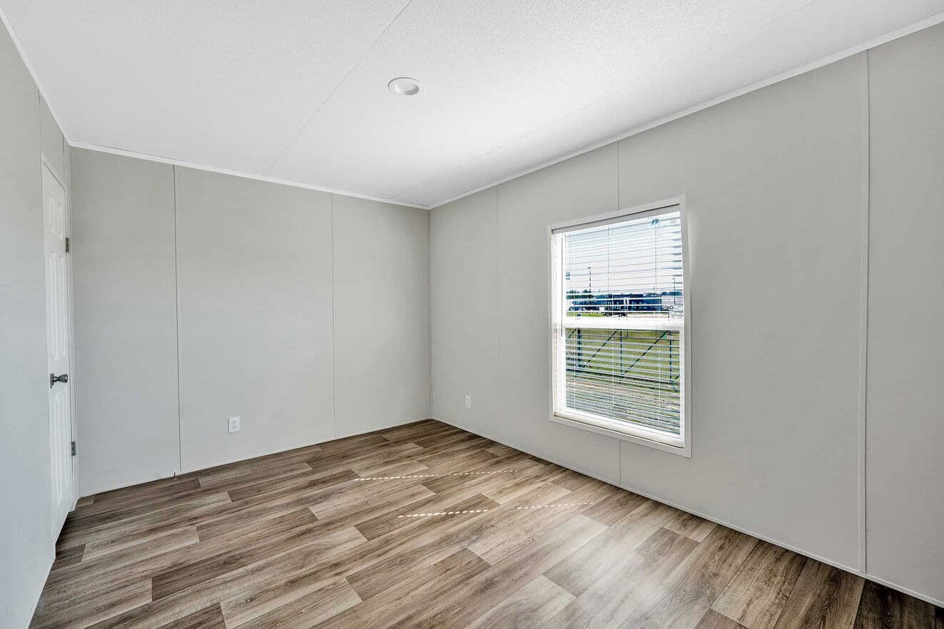 Pinnacle 16763a bedroom home features