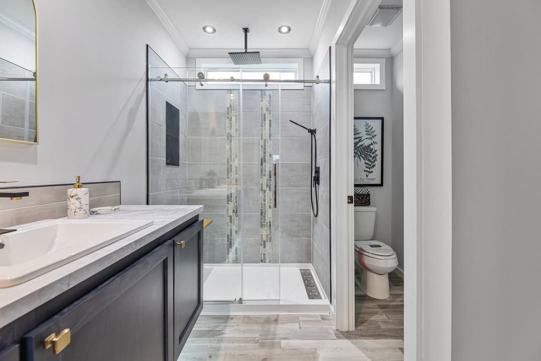 Paxton 28523a bathroom home features