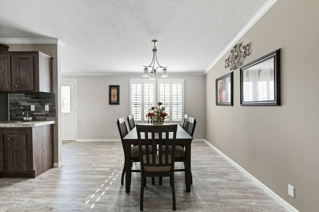 Adrian 3272 interior home features