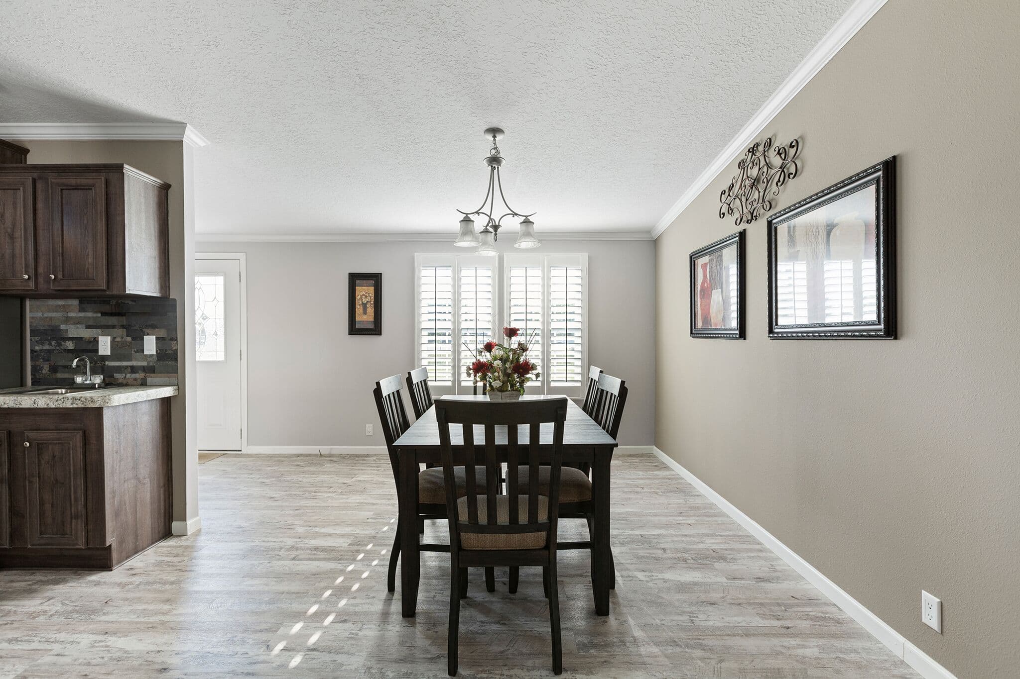 Adrian 3272 interior home features