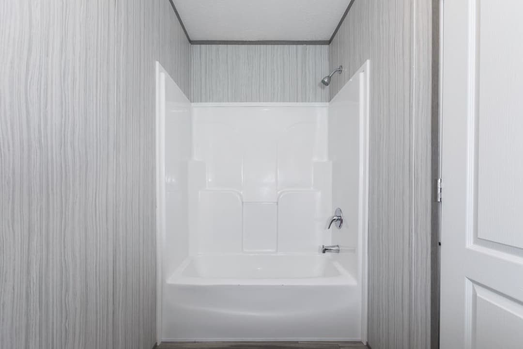 Maynardville classic 56 bathroom home features