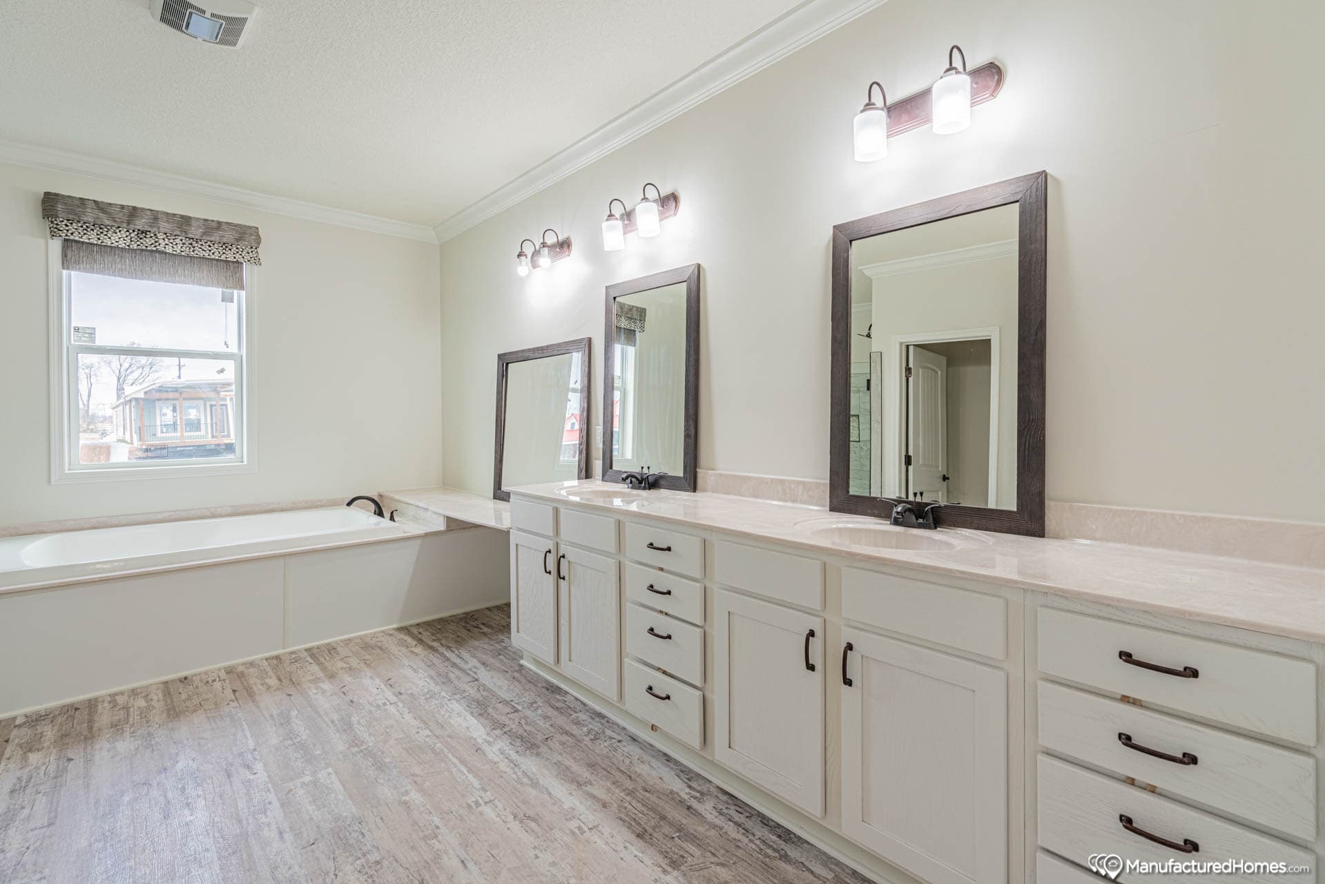 Jasmine i bathroom home features