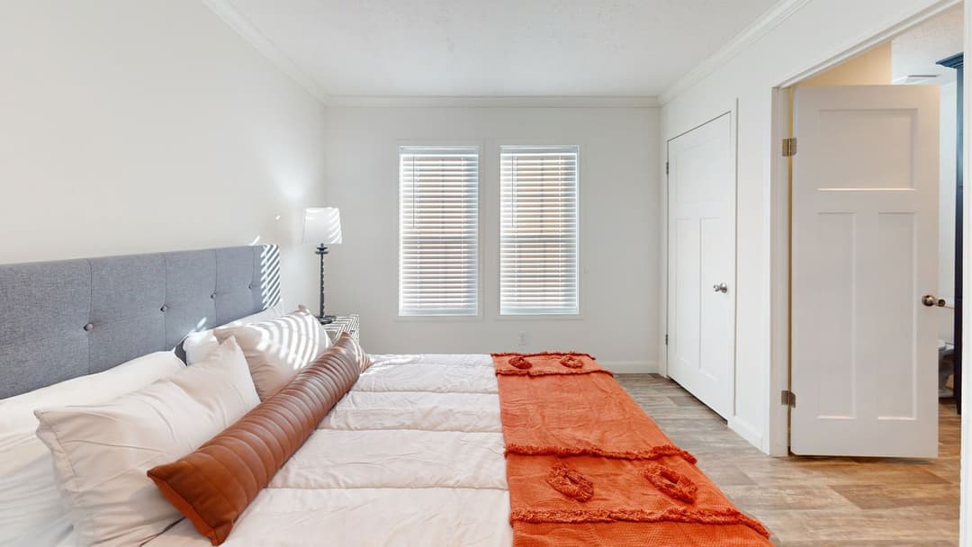 The sugar run duplex interior and bedroom home features